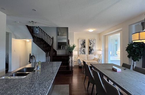 Vaughan House | Kleinburg Luxe Crown Town Residence