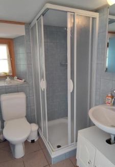 Muotathal Hotel | kleines Doppelzimmer mit Dusche WC