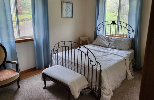 Lyle House | Klickitat River view property