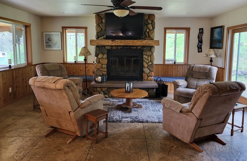 Lyle House | Klickitat River view property