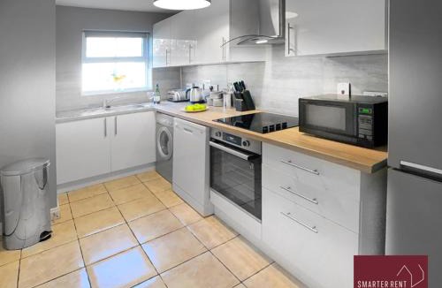 Knaphill Apartment | Knaphill - 2 Bedroom House - With Parking