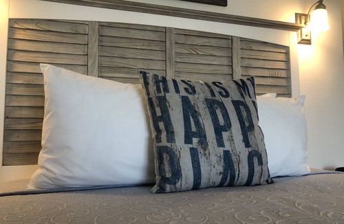 Tilghman Hotel | Knapps Narrows Marina & Inn