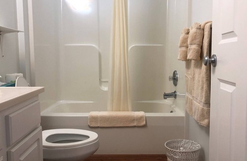 Tilghman Hotel | Knapps Narrows Marina & Inn