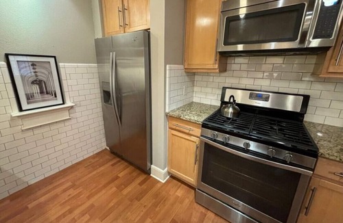 Oak Lawn Apartment | Knight 106 Charming 2-bedroom apartment