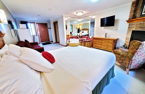 Laurentian Valley Hotel | Knights Inn Colonial Fireside Inn