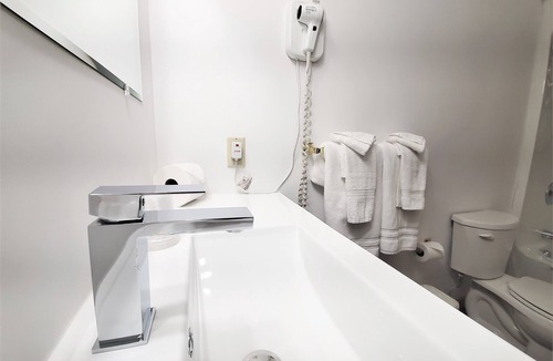 Laurentian Valley Hotel | Knights Inn Colonial Fireside Inn