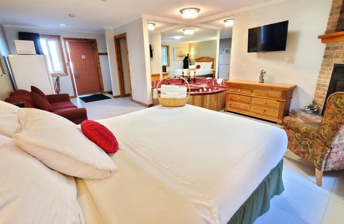 Laurentian Valley Hotel | Knights Inn Colonial Fireside Inn