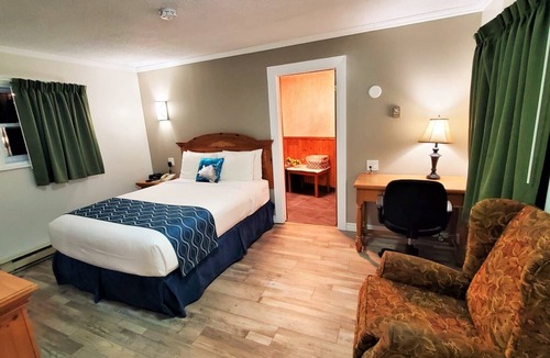Laurentian Valley Hotel | Knights Inn Colonial Fireside Inn