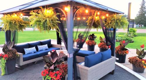 Laurentian Valley Hotel | Knights Inn Colonial Fireside Inn