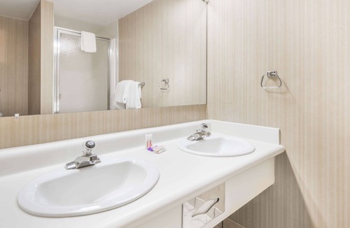 Murlin Heights Hotel | Knights Inn Dayton at Poe Ave