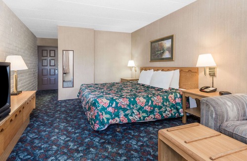 Murlin Heights Hotel | Knights Inn Dayton at Poe Ave