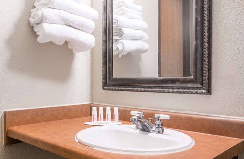 Litchfield Hotel | Knights Inn Litchfield