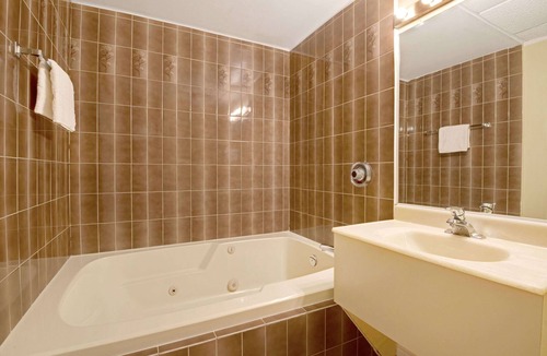 Midland Hotel | Knights Inn Midland, ON