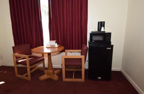 Oswego Hotel | Knights Inn Oswego East
