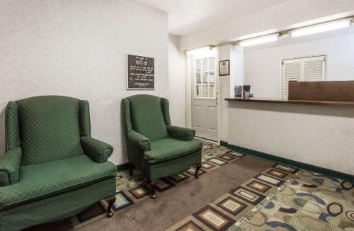 Peru Hotel | Knights Inn Peru