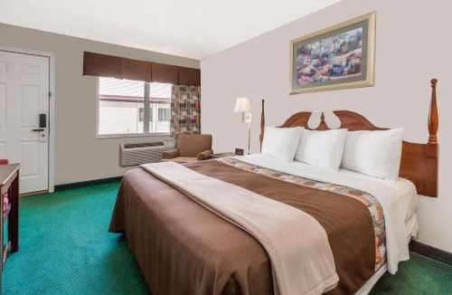 Peru Hotel | Knights Inn Peru