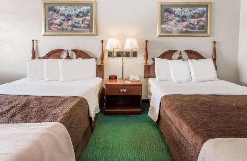 Peru Hotel | Knights Inn Peru