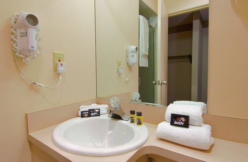 Northeast Neighbors Hotel | Knights Inn Salem, OR