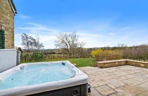 Shepton Mallet Villa | Knoll View Ranch - Group Hot Tub