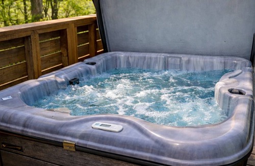 Cleora Cabin | Knots Landing - A romantic getaway w/hot tub