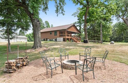 Arkdale House | Knotty Pine Escape