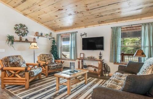 Arkdale House | Knotty Pine Escape