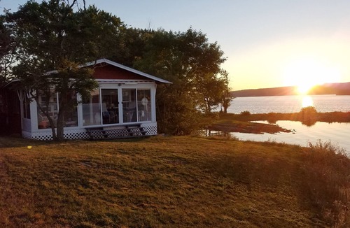 St. Albans Cottage | Koala Escape St Albans - Lake Champlain Bluff Cottage w Sunrise Views