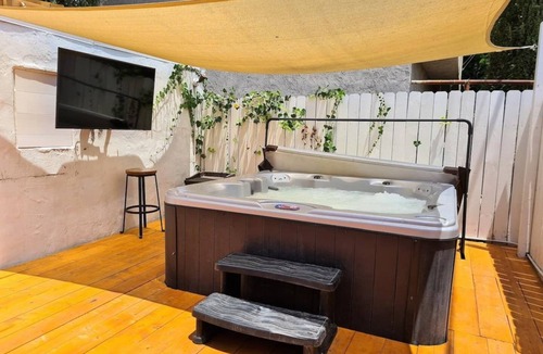Beverly Hills House | Kobe Bryant vacation getaway - 5 minutes to Rodeo Drive, Game console, Hot Tub