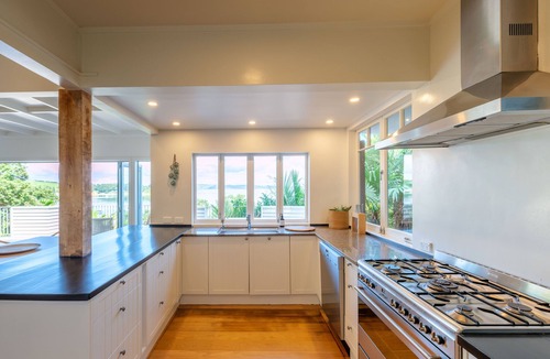 Omiha Villa | Koi Waiheke with private beach access