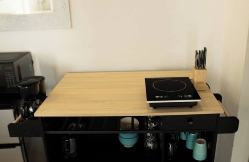 Hollywood Lakes Condo | Komffy Studio with King Bed