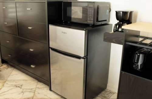 Hollywood Lakes Condo | Komffy Studio with King Bed