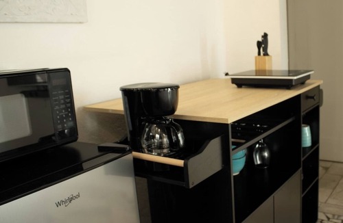 Hollywood Lakes Condo | Komffy Studio with King Bed