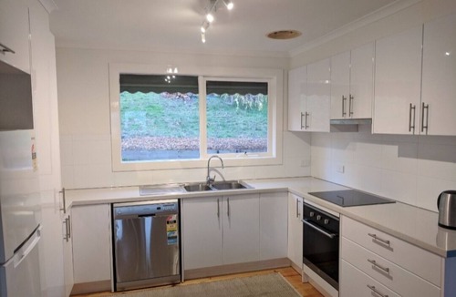 Healesville House | Kookaburra Cottage- views, wineries, sanctuary,