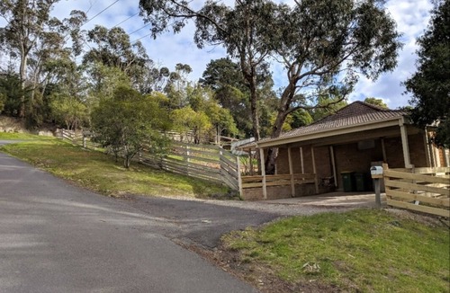 Healesville House | Kookaburra Cottage- views, wineries, sanctuary,