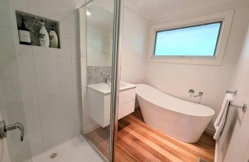 Healesville House | Kookaburra Cottage- views, wineries, sanctuary,