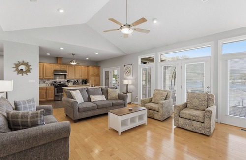 Lake Norman of Catawba Cottage | Kool Breeze by Avantstay Boat Ramp + Hot Tub