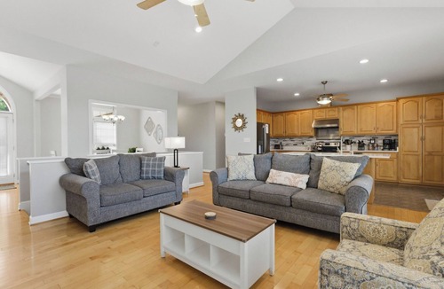 Lake Norman of Catawba Cottage | Kool Breeze by Avantstay Boat Ramp + Hot Tub