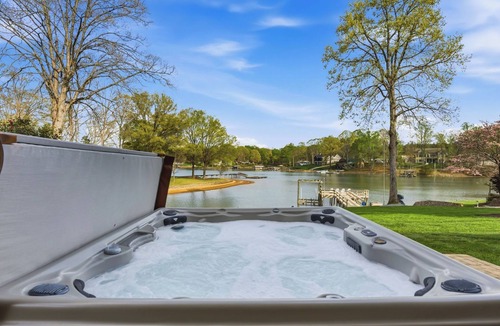 Lake Norman of Catawba Cottage | Kool Breeze by Avantstay Boat Ramp + Hot Tub