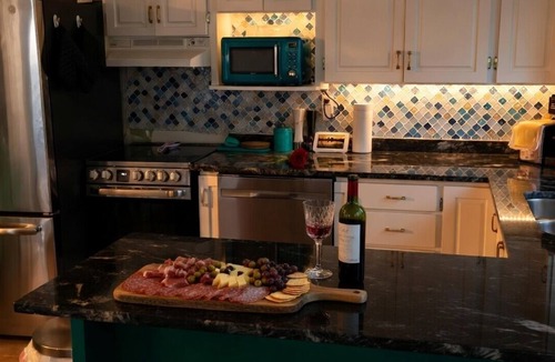 Turkey Point House | Kosecki Kabana - 3 mins to the beach on the main strip of Turkey Point