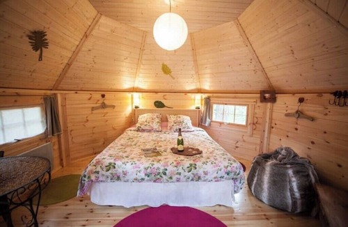Pont-Saint-Esprit Cabin | Kota Finlandais - Elf hut in the forest