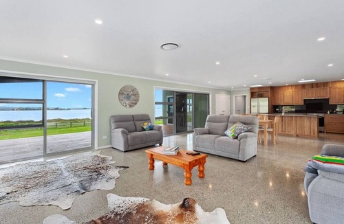 Waiotahi House | Kotare Koki · (Kingfisher Corner)