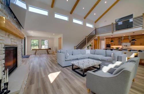 Tefft House | Kouts Home: High-End Retreat in Secluded Setting