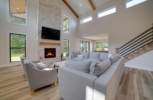Tefft House | Kouts Home: High-End Retreat in Secluded Setting