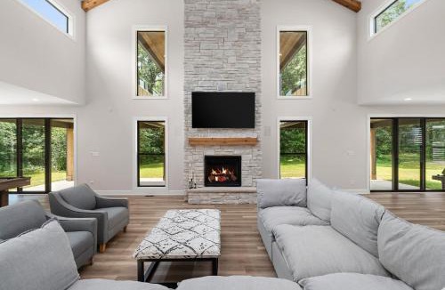 Tefft House | Kouts Home: High-End Retreat in Secluded Setting