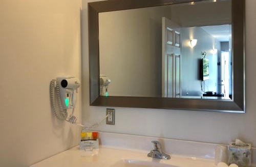 Little Bras d'Or Hotel | Kow's Inn