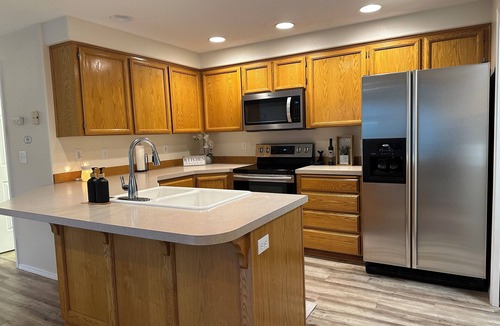 Keizer House | Kozy Keizer Getaway with Fireplace