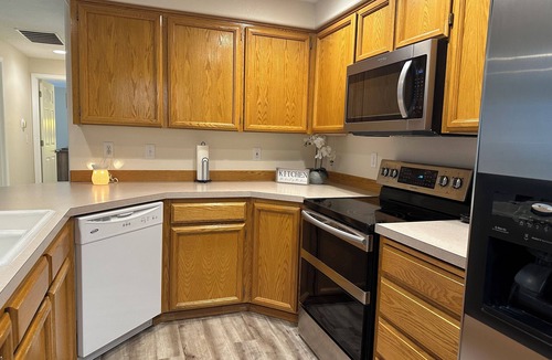 Keizer House | Kozy Keizer Getaway with Fireplace