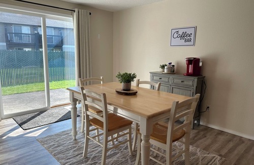 Keizer House | Kozy Keizer Getaway with Fireplace