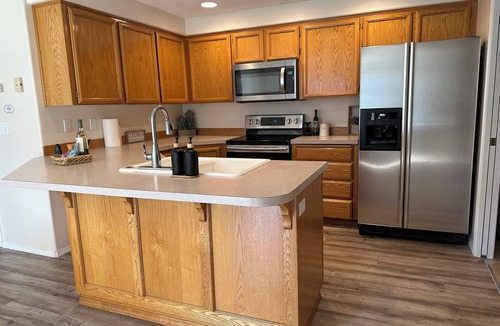 Keizer House | Kozy Keizer Getaway with Fireplace