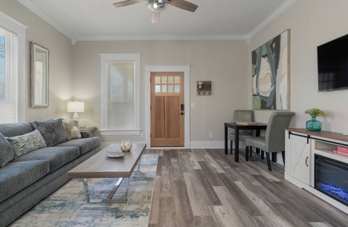 Denison House | "KOZY KOTTAGE" Near Downtown! 2025 Remodel, Sleeps 8 Comfortably, Games & More!